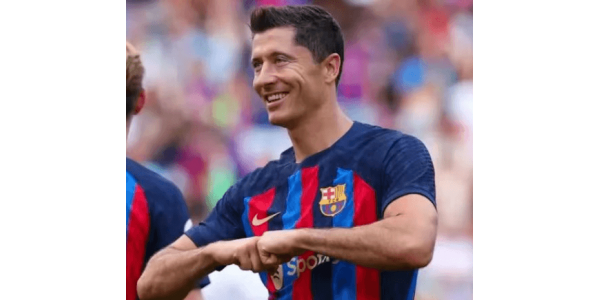 Lewandowski, de 36 años, renueva contrato con el Barcelona