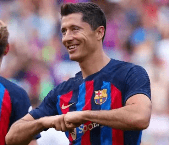 Lewandowski, de 36 años, renueva contrato con el Barcelona