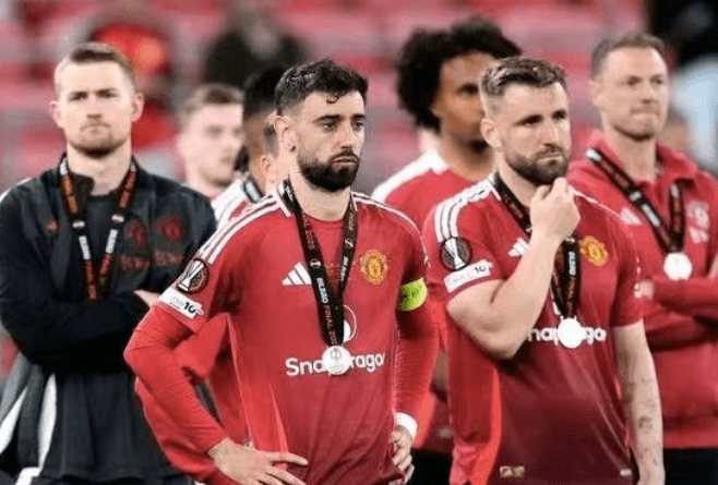 Todos los jugadores del Manchester United están en venta